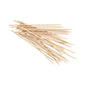 Un tas de PAPSTAR brochettes en bois "pure", Ø 3,5 mm, 20 cm de long (1000 pièces), de PAPSTAR GmbH, avec des extrémités pointues en bois sur fond blanc.