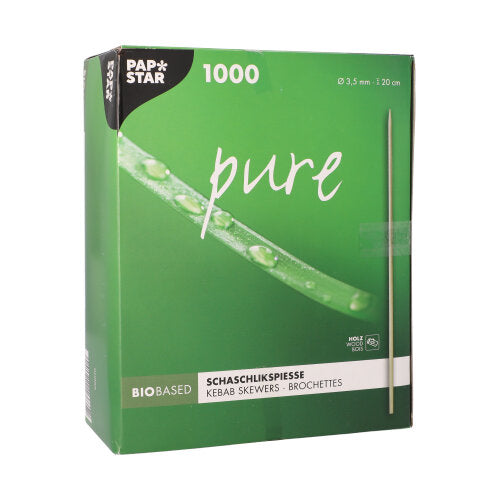 Une boîte verte avec l'inscription "PAPSTAR brochettes en bois 'pure', Ø 3,5 mm, 20 cm de long | Plateau en carton (1000 pièces)" de PAPSTAR GmbH contient 1000 brochettes en bois et montre une image de brochette avec des gouttes d'eau sur un fond vert vif.