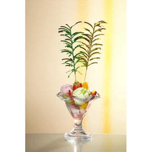 Een glazen dessertbeker met kleurrijk ijs, stukjes fruit en twee kleurrijke PAPSTAR 144 deco-prikkers van de PAPSTAR GmbH, alles voor een zacht verlichte achtergrond.