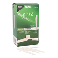 Une boîte verte de la PAPSTAR Une boîte en carton portant la mention « Cure-dents pure » (1 000 pièces, ronds, en bois, 6,5 cm) est partiellement ouverte et laisse entrevoir des cure-dents écologiques, devant lesquels se trouvent plusieurs pièces emballées de manière hygiénique.