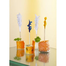 Vier hapklare voorgerechten worden geserveerd, elk gespietst met een PAPSTAR 1000 deco-prikker 6,8 cm „Frills“ van PAPSTAR GmbH, met vis en groenten, gegarneerd met peterselie voor een elegante presentatie.