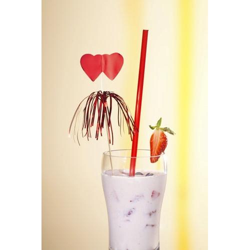Een glas roze milkshake met ijs, aardbeien, een gehalveerde aardbei aan de rand, een rode rietje en PAPSTAR 100 decoratieve prikker van de PAPSTAR GmbH - perfect voor buffetten en stijlvolle presentaties tegen een lichte achtergrond.