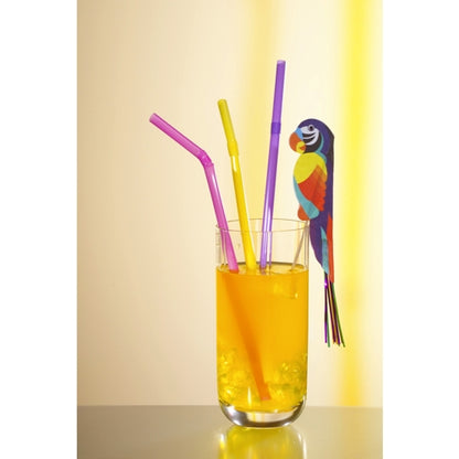 Een glas sinaasappelsap met ijs en drie rietjes, waarvan één met een decoratieve prikker PAPSTAR 100 van de PAPSTAR GmbH, steekt af tegen een subtiele lichtgele kleurverloop - ideaal voor de stijlvolle buffetpresentatie.