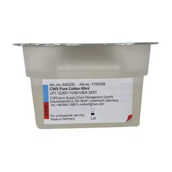 Un conteneur en plastique rectangulaire avec l'inscription "CWS ParadiseLine Parfum pour salle de bain pour diffuseur de parfum Paradise Air Bar", avec un emballage blanc et gris ainsi que des accents bleus et rouges. Idéal pour les diffuseurs de parfum, informations du fabricant sur le devant. Marque : CWS.