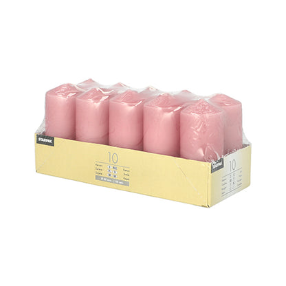 Die Starpak 10 Stumpenkerzen Ø 40 mm · 90 mm, rosa, sind ordentlich in transparentem Kunststoff und einer offenen beigen Box angeordnet – perfekt für Hochzeiten oder um eine gemütliche Atmosphäre zu schaffen.