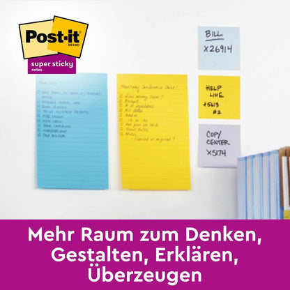 Vier verpakkingen Post-it® Super Sticky Meeting Notes van 3M Deutschland GmbH in verschillende neonkleuren (203 x 152 mm, elk 45 vel, PEFC-gecertificeerd) kleven aan een witte muur boven boeken. Links bovenaan is het PEFC-logo te zien, de Duitse tekst luidt: Meer ruimte om te denken...
