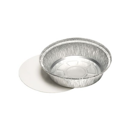 Eine Starpak 25 Schalen, Alu + Einlegedeckel, PP-beschichtet Backform mit einem passenden flachen Kartondeckel steht in der Nähe auf einem schlichten weißen Hintergrund.