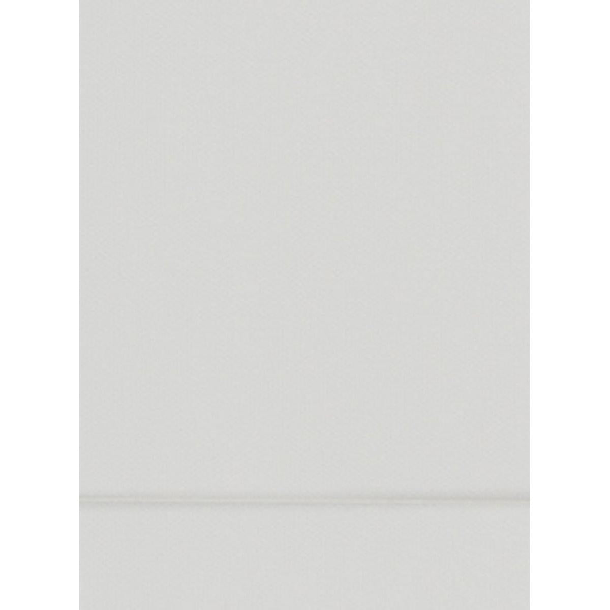 Eine glatte, hellgraue Oberfläche mit einer schwachen horizontalen Linie ähnelt dem Duni GmbH Dispenser-Service 24x30 cm, weiß (Packung mit 300 Servietten; 36 Rollen à 300 St.), der eine einheitliche Struktur aufweist und ca. 24 x 30 cm groß ist.