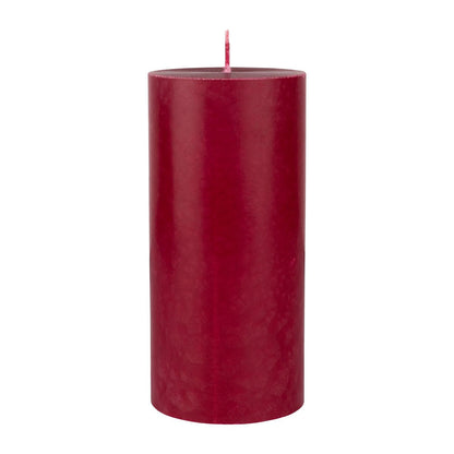 La bougie pilier rouge de Duni GmbH (150 x 70 mm, 100% stéarine, env. 50h) se tient droite avec une pointe plate et une mèche unique devant un fond blanc - parfaite pour ceux qui recherchent des bougies écologiques.