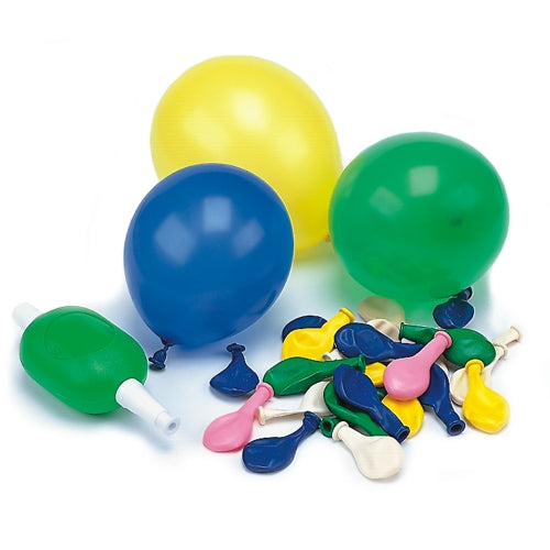 Le set de ballons colorés assortis PAPSTAR GmbH (Ø 8,5 cm, 50 pièces) avec pompe verte montre trois ballons gonflés - jaune, bleu et vert - et divers ballons de décoration de fête non gonflés sur une surface blanche.