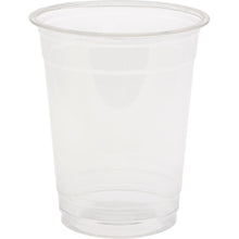 Ein klarer, glasklarer Becher der Duni GmbH in eleganter Glasoptik steht aufrecht vor einem schlichten weißen Hintergrund, dessen sichtbarer Rand und Boden hochwertige Materialien erkennen lassen.