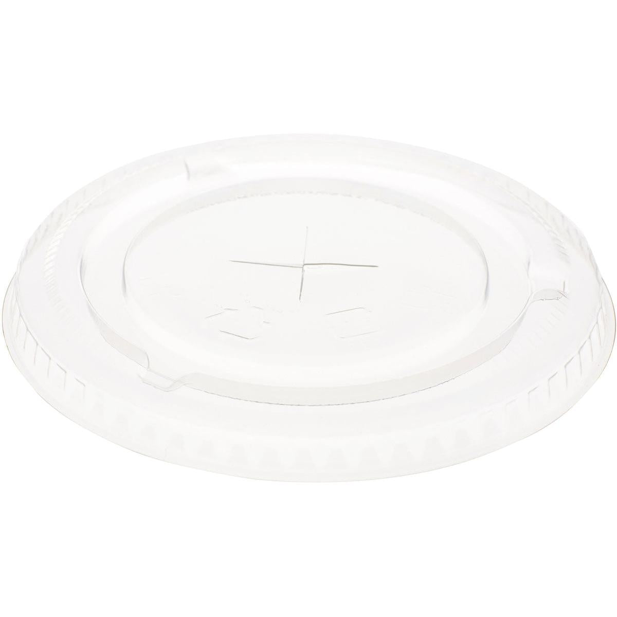 Un couvercle plat rond transparent avec fente en croix pour 188001-2 en rPET de Duni GmbH avec bord surélevé, surface lisse et ouverture pour paille. Emballage (60 pièces). Idéal comme emballage alimentaire durable sur fond blanc.