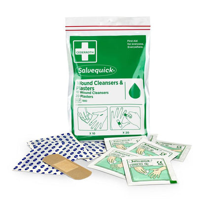 Een Salvequick wondreiniger (10 stuks) en pleisters (20 stuks) van Orkla Wound Care AB in een plastic zak met ritssluiting - ideaal voor snelle hulp onderweg - wordt aan de voorkant gepresenteerd met duidelijke instructies.