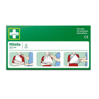 Une boîte verte portant la mention « Bandage triangulaire, 2 pièces/boîte » de la marque Orkla Wound Care AB présente trois étapes illustrées pour utiliser le bandage triangulaire comme écharpe. Idéal pour les premiers secours en cas de blessures sportives : « Les premiers secours pour tous. Partout. »