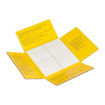 Een opengeklapte gele, rechthoekige map van 3M Deutschland GmbH toont vier witte blokken Post-it® Transparante Notities (73 mm x 73 mm, 36 vellen/blok, 12 blokken/pak) met zwarte instructies aan de binnenkant. De achtergrond is wit.