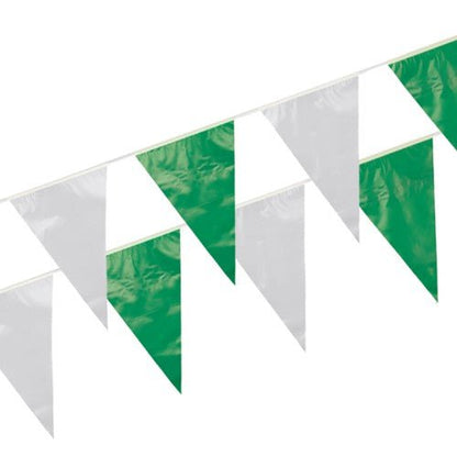 De vlaggenlijn 'waterdichte folie' van PAPSTAR GmbH bestaat uit groen-witte driehoekige vlaggen aan een wit koord - robuust voor buitengebruik en ideaal voor feestjes of evenementen.