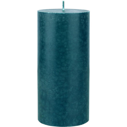 La bougie pilier de Duni GmbH (100% stéarine, env. 50h, 150 x 70 mm) est une haute bougie cylindrique vert foncé avec une surface lisse marbrée, une pointe plate, une mèche unique et un design écologique, représentée droite sur un fond blanc.