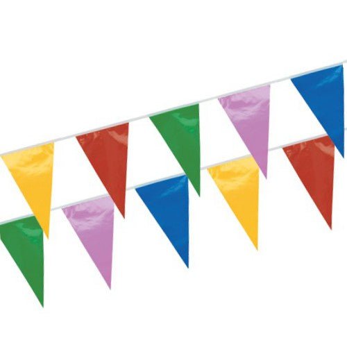 De vlaggenlijn waterdichte folie van PAPSTAR GmbH is een ketting van kleurrijke driehoekige vlaggen in wit, geel, rood, groen, paars en blauw. Waterdicht en ideaal voor evenementen in de open lucht, geeft het elke gelegenheid een levendige charme.