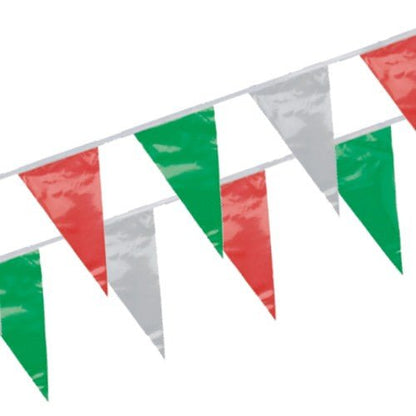 De PAPSTAR vlaggenlijn, waterdichte folie van PAPSTAR GmbH bestaat uit twee strengen glanzende driehoekige vlaggen in rood, wit en groen - waterdicht en ideaal voor tuinfeesten of buitenactiviteiten met een wisselend patroon.