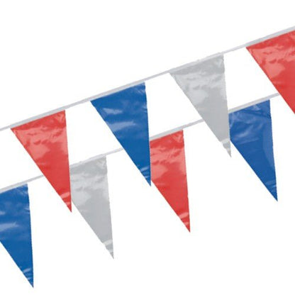 De PAPSTAR vlaggenlijn, waterdichte folie van PAPSTAR GmbH bestaat uit rood-wit-blauwe driehoekige vlaggen aan een koord - perfect voor buitenactiviteiten en decoraties.