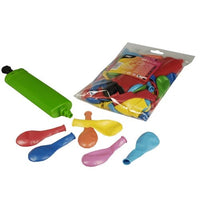 Une pompe à ballons verte de la PAPSTAR La GmbH est livrée avec six ballons non gonflés, triés par couleur, ainsi qu'un emballage transparent PAPSTAR Ballons de couleurs assorties avec pompe, Ø 22 cm (100 pièces) illustrés.