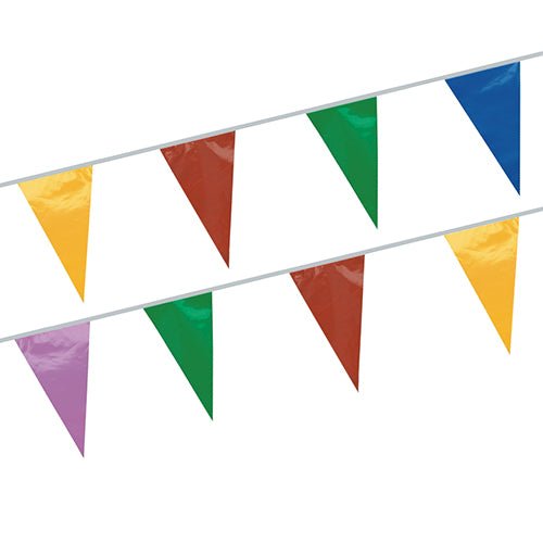 Twee vlaggenlijnen van PAPSTAR GmbH in geel, rood, groen, blauw en paars hangen in een herhalend patroon. Gemaakt van waterdichte folie, zijn ze perfect voor buitenactiviteiten.