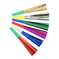 Six PAPSTAR Cornets de fête « Metallic » (18 cm, couleurs assorties : or, argent, vert, bleu, violet, rouge), de PAPSTAR GmbH, sont disposés en éventail avec des embouts blancs ou colorés sur fond blanc.