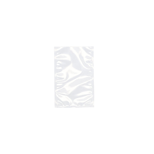 Un sachet à souder Starpak 100 transparent, PA/PE de Starpak est non scellé devant un fond blanc. Le sac en plastique brillant, rectangulaire avec des plis visibles et des réflexions, est idéal pour une utilisation avec une machine à vide à cloche.