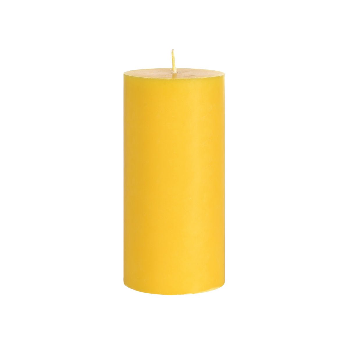 La bougie pilier jaune de Duni GmbH en 100% stéarine (150 x 70 mm, env. 50h de combustion) ajoute des accents élégants et écologiques et se tient droite avec sa mèche unique devant un fond blanc.