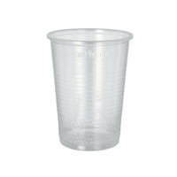 Un gobelet en plastique Starpak transparent (PP) présentant des rainures verticales est représenté sur un fond blanc uni. Ce gobelet de 0,4 litre, d'un diamètre de 9,5 cm et d'une hauteur de 12,2 cm, semble vide et comporte un texte en relief sur le dessus.