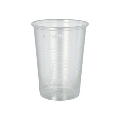 Een transparante Starpak-plasticbeker (PP) met verticale ribbels wordt afgebeeld tegen een eenvoudige witte achtergrond. De 0,4-liter beker met een diameter van 9,5 cm en een hoogte van 12,2 cm lijkt leeg te zijn en heeft bovenaan een ingeprente tekst.
