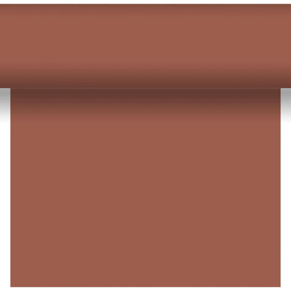 Ein teilweise ausgerollter Dunicel-Tischläufer Tête-à-Tête 24 m x 0,4 m (20 Abschnitte) von Duni GmbH hängt vor einem weißen Hintergrund - ideal für eine elegante Tischdekoration oder ein stilvolles Tête-à-Tête.