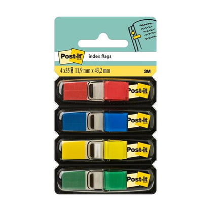 Un paquet de mini bandes adhésives Post-it® Index de 3M Deutschland GmbH contient quatre distributeurs (rouge, bleu, jaune, vert) avec 35 fanions chacun (11,9 mm x 43,2 mm), comme illustré sur l'étiquette avec le logo 3M visible.
