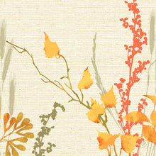 Die Servietten 40x40 4-lagig Klassik Fall Beauty von Duni GmbH zeigen ein aquarelliertes botanisches Design mit gelben, roten und grünen Blättern auf einem strukturierten beigen Hintergrund für einen eleganten Look. Jede Packung enthält 50 hochwertige Servietten.