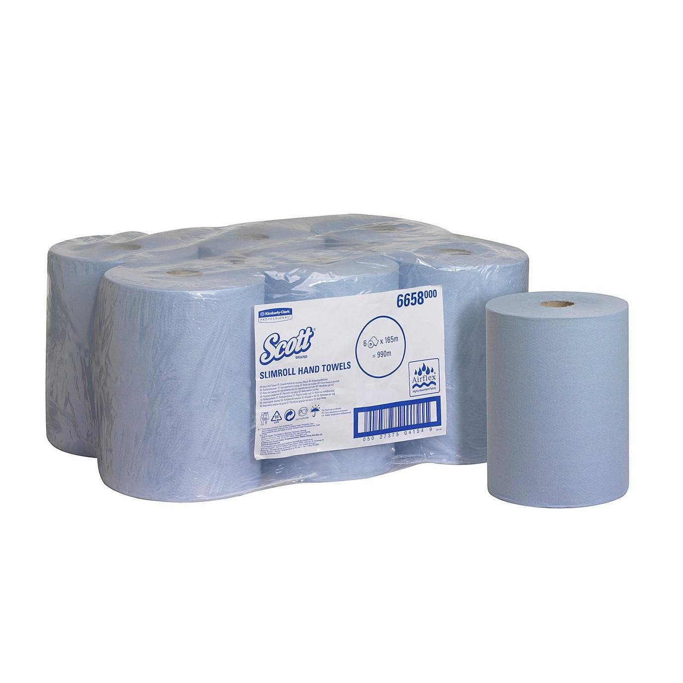 Un pack de six serviettes Scott® Slimroll™ de Kimberly-Clark GmbH, chacune de 165 m de long, est enveloppé dans du plastique à côté d'un rouleau bleu déballé et offre une solution de serviette absorbante, efficace et peu encombrante.