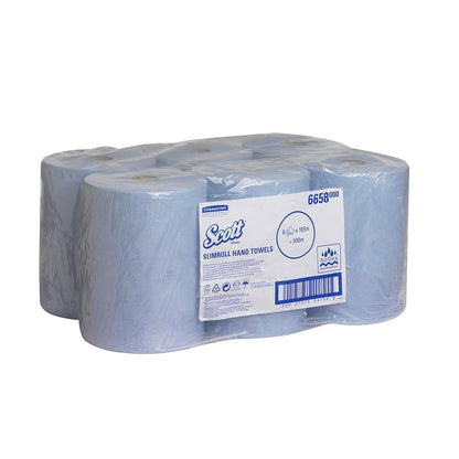 Un paquet de six serviettes Scott® Slimroll™ de Kimberly-Clark GmbH, des rouleaux bleus peu encombrants dans une enveloppe en plastique transparent avec une étiquette de produit visible et un code-barres sur le devant.