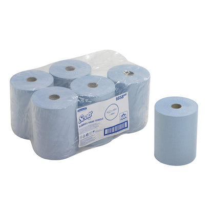Une image montre un paquet de six serviettes Scott® Slimroll™ bleues de Kimberly-Clark GmbH emballé dans du plastique, avec un rouleau supplémentaire sur le côté droit. L'étiquette contient des informations sur le produit pour cette solution de serviette peu encombrante.