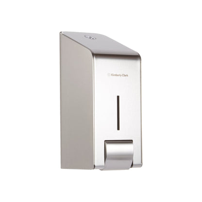 De Kimberly-Clark Professional™ roestvrijstalen dispenser voor waslotions (1L) van Kimberly-Clark GmbH is wandgemonteerd, heeft een slank kijkvenster, een hendel aan de onderkant en een modern ontwerp met het logo aan de voorkant.
