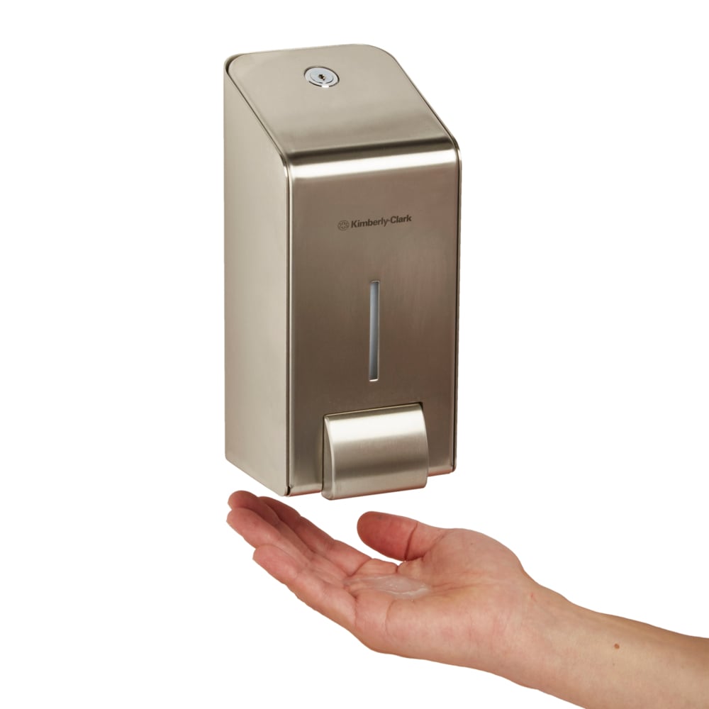 Een hand wordt onder de Kimberly-Clark Professional™ roestvrijstalen dispenser voor waslotions (1 Ltr) gehouden, die de vloeistof op de handpalm afgeeft. Deze dispenser van Kimberly-Clark GmbH maakt eenvoudige en hygiënische handreiniging in elke omgeving mogelijk.