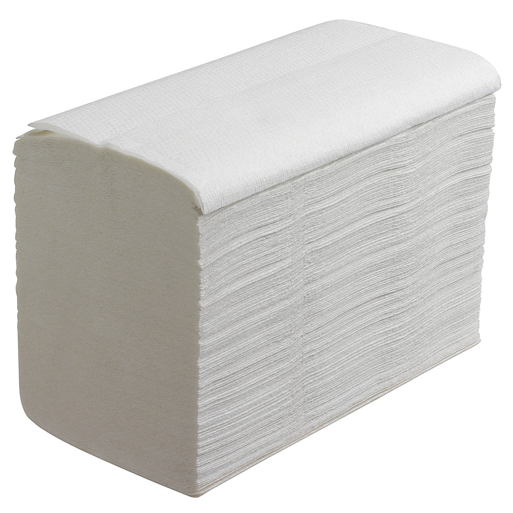 Une pile de serviettes intercalées Scott® ESSENTIAL™, Blanc, Petit (15 clips x 340 feuilles), de Kimberly-Clark GmbH, soigneusement pliée et disposée en biais, avec la couche supérieure légèrement inclinée.
