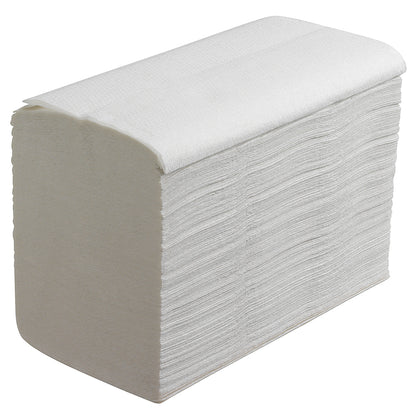 Une pile de serviettes intercalées Scott® ESSENTIAL™, Blanc, Petit (15 clips x 340 feuilles), de Kimberly-Clark GmbH, soigneusement pliée et disposée en biais, avec la couche supérieure légèrement inclinée.