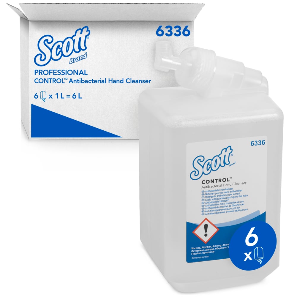 Illustrée est une cassette de 1 litre de Scott® Control™ Nettoyant pour les mains antibactérien de Kimberly-Clark GmbH avec sa boîte blanche et bleue, contenant 6 cassettes transparentes (cartouches) par carton pour le nettoyage hygiénique des mains.