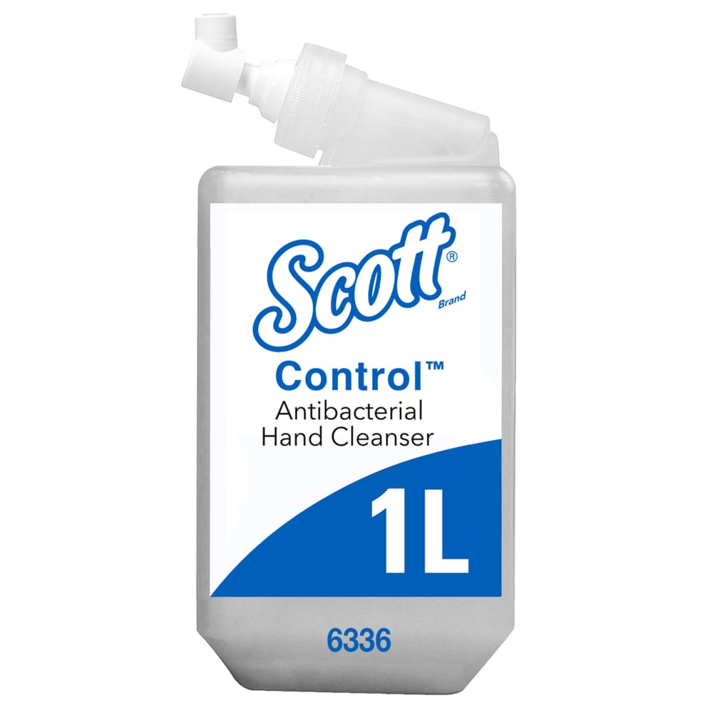 Une cassette transparente de 1 litre de Scott® Control™ Nettoyant pour les mains antibactérien de Kimberly-Clark GmbH pour le nettoyage hygiénique des mains; livrée dans un carton avec 6 cassettes, chacune portant le nom du produit et de la marque sur leur étiquette.