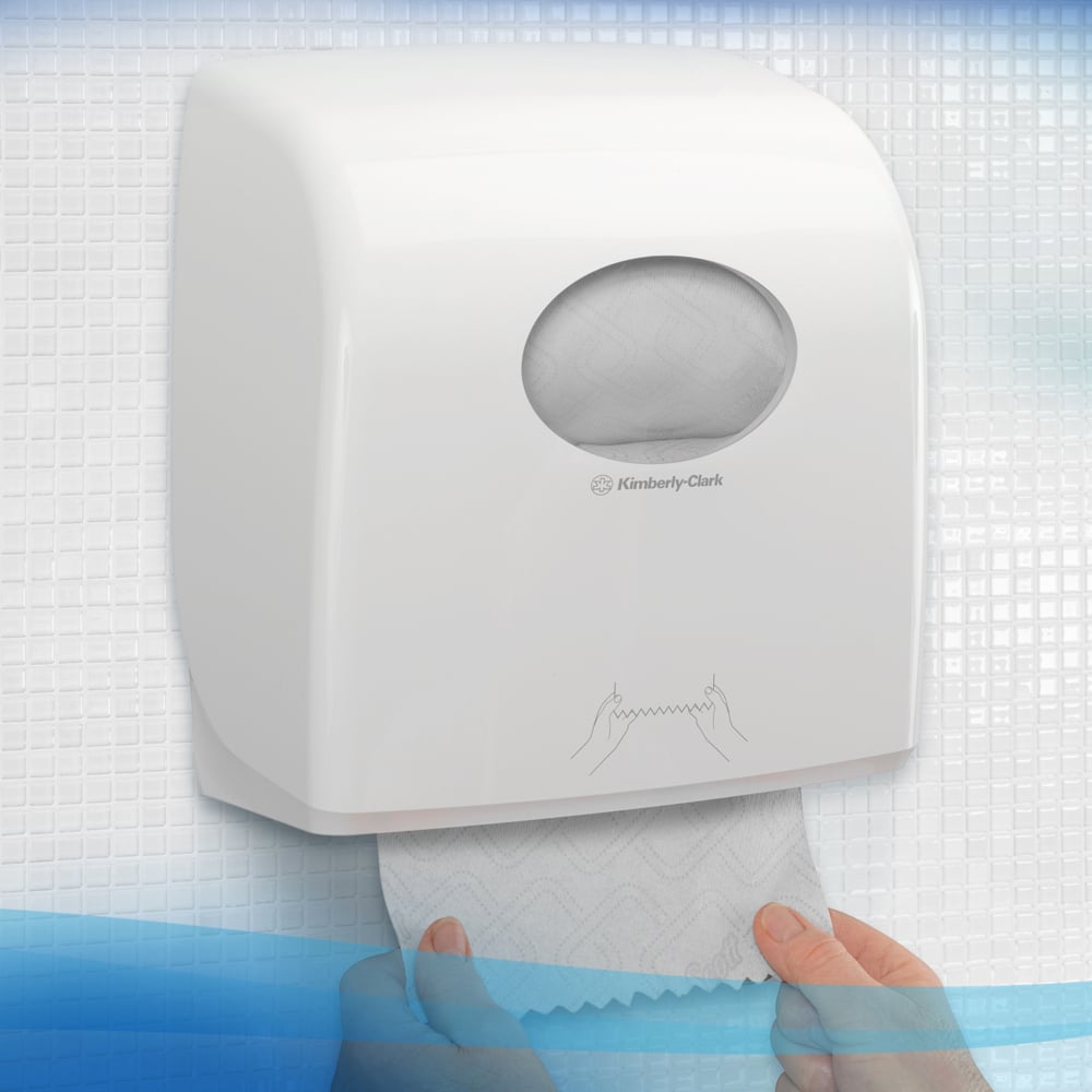 Een persoon trekt Scott® Essential™ Slimroll™ handdoeken (190 m x 19,8 cm) uit een witte dispenser van Kimberly-Clark GmbH aan een betegelde muur; een illustratie toont milieuvriendelijk handen drogen met deze papieren handdoeken.