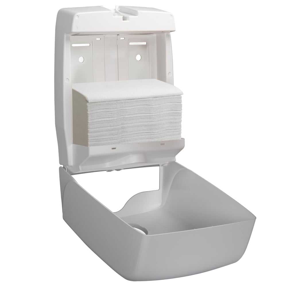 Un distributeur mural blanc Kimberly-Clark Aquarius™ pour serviettes pliées (pliage en C) avec couvercle ouvert et serviettes en papier à l'intérieur - idéal pour la distribution hygiénique de serviettes. 1 distributeur, blanc.