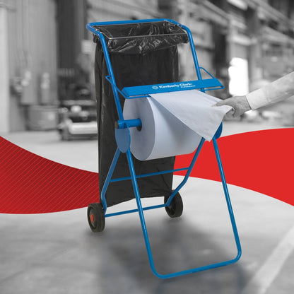 Eine Person zieht ein WypAll® L20 Papierwischtuch für Instandhaltungsarbeiten - Großrolle / Blau von Kimberly-Clark GmbH aus einem blauen Spender in einer Industrieumgebung, mit dem Kawasaki Robotics Logo und einem schwarzen Müllsack in der Nähe.