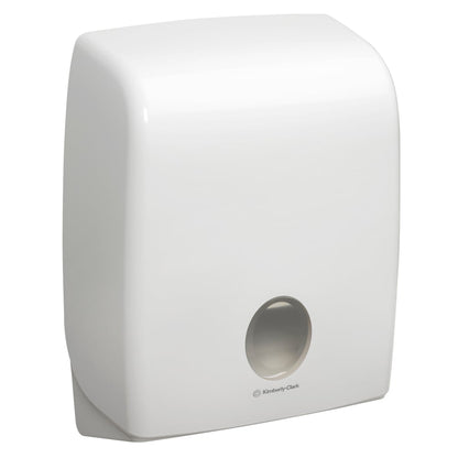 Le distributeur Aquarius™ pour serviettes pliées (pliage en C, blanc) de Kimberly-Clark GmbH est un distributeur mural blanc de forme rectangulaire arrondie avec une fenêtre de visualisation. Parfait pour les serviettes en papier pliées en C.