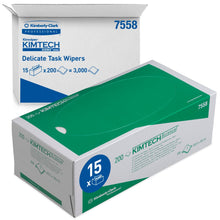 Een doos Kimberly-Clark GmbH Kimtech® Science precisiedoekjes (wit) met etiket en hoeveelheid staat afgebeeld voor de geopende verpakking. Elke doos bevat 15 dozen met elk 200 precisiedoekjes voor het reinigen van gevoelige oppervlakken.