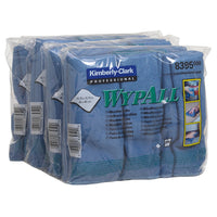 Drie doorzichtige plastic verpakkingen van de blauwe WypAll®-microvezeldoeken – plat doek / 40 x 40 cm van Kimberly-Clark GmbH – liggen op elkaar gestapeld. Op de verpakkingen staan de productnaam, het logo en de reinigingsinstructies vermeld, en op elke verpakking wordt reclame gemaakt voor een effectief microvezelreinigingsdoek.