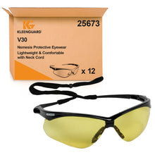 Eine KleenGuard® V30 Nemesis™ Schutzbrille der Kimberly-Clark GmbH mit karamellfarbenen Gläsern und schwarzer Umhängekordel wird vor einer Schachtel mit der Aufschrift "Kleenguard V30 Nemesis Protective Eyewear" gezeigt. Leichter und bequemer Augenschutz.
